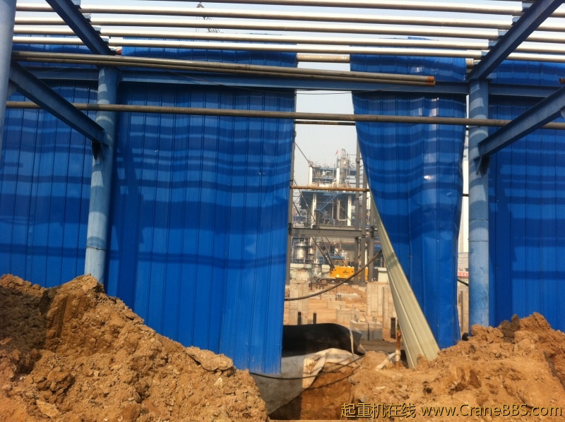 日本吊车和一台美国吊车