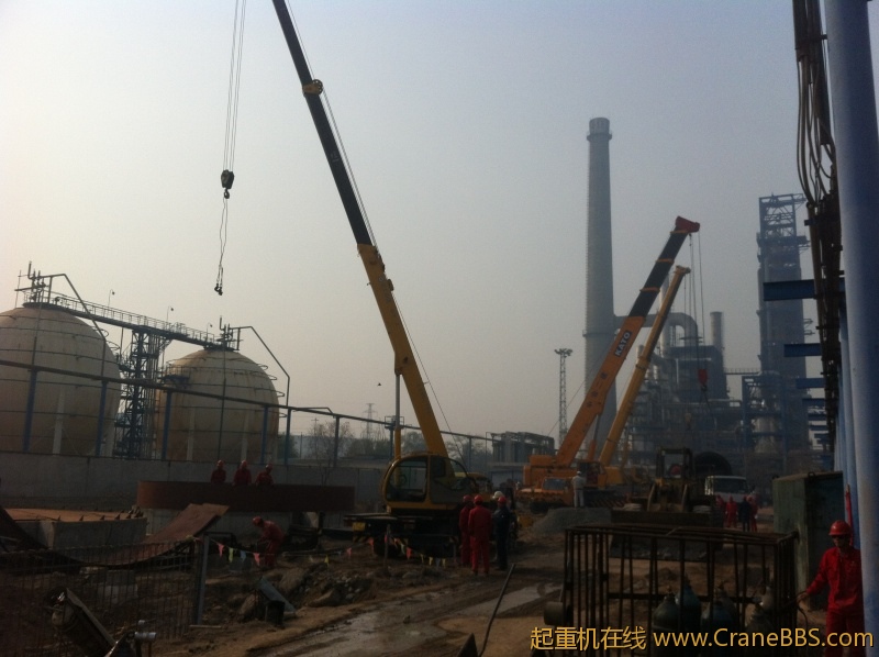 日本吊车和一台美国吊车