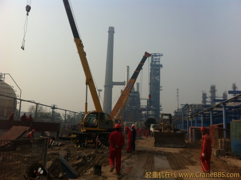 日本吊车和一台美国吊车