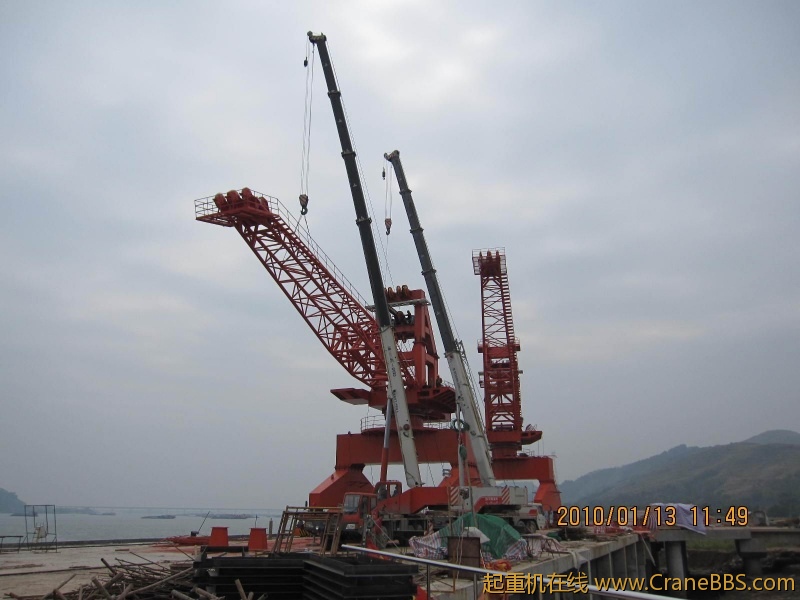  安装中的门座机