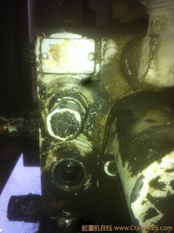 师傅说就是这个，上面管回转，下面管卷扬的，下面那个坏了拆了阀杆