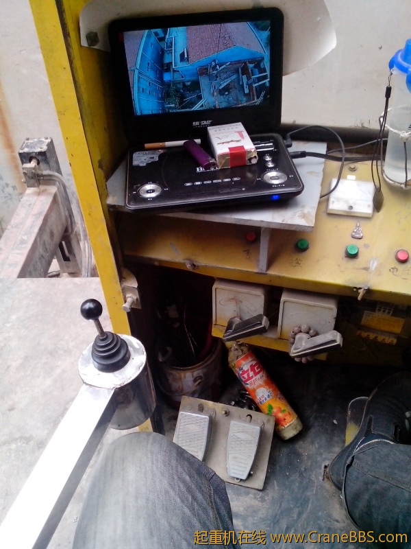 显示器，自己装的监控，我们这里我是第一个