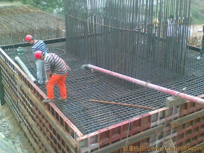 旁边的基础200方全是吊车吊的，现在看见那么大的方量，就怕。