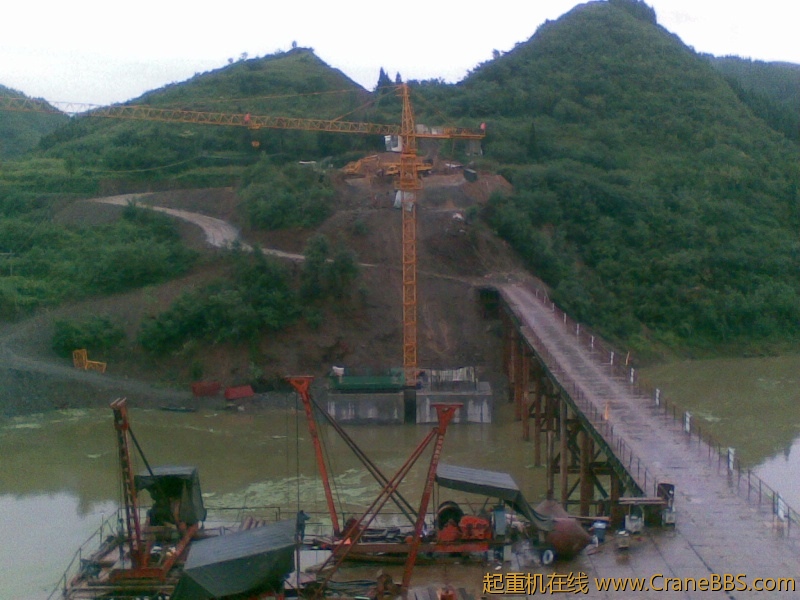 河对面的路真的很吓人。一不小心。车毁人亡