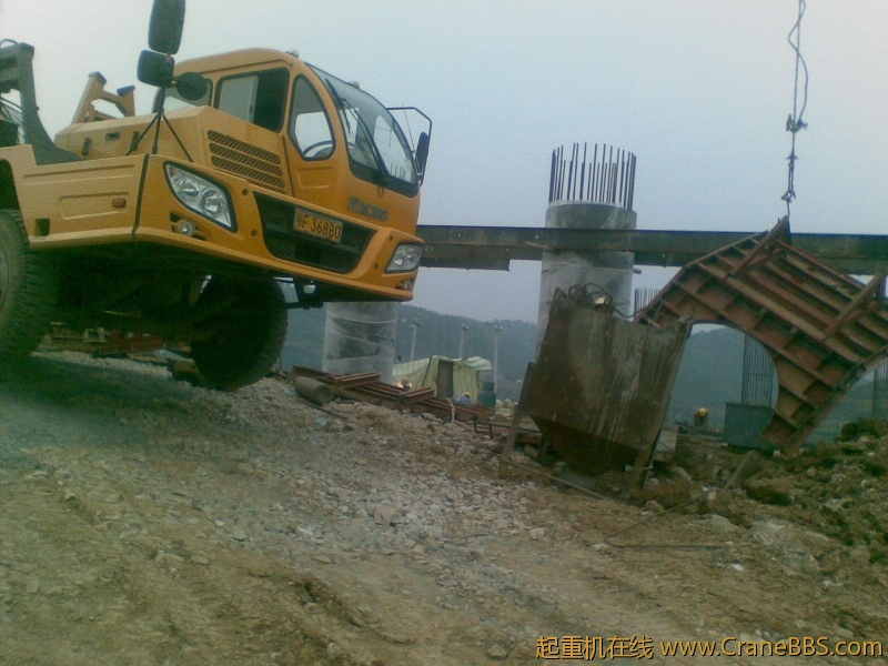 地势很害，车支平，前轮翘太高。前方吊东西很容易翘屁股