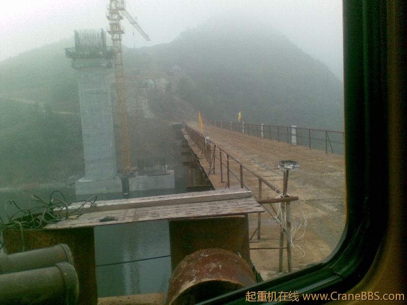 塔吊24小时干，两班换班，工期赶的很快