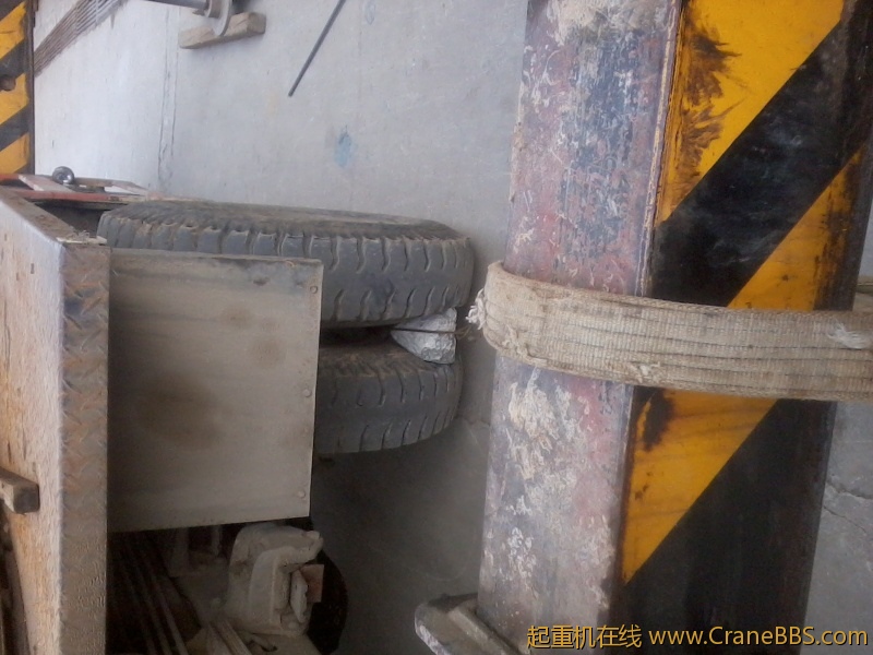 从支腿下走过来！