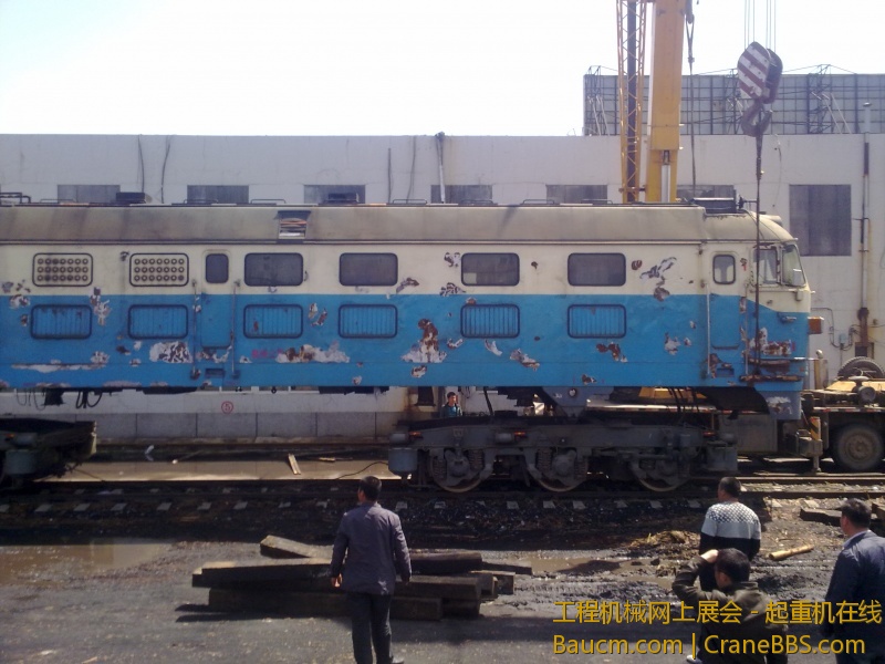 4台吊车合力抬起一台内燃机火车车头，这个火车头准备运送到西大营子鞍凌钢检修后再次使用
