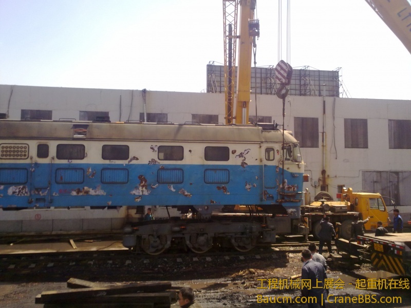 4台吊车合力抬起一台内燃机火车车头，这个火车头准备运送到西大营子鞍凌钢检修后再次使用
