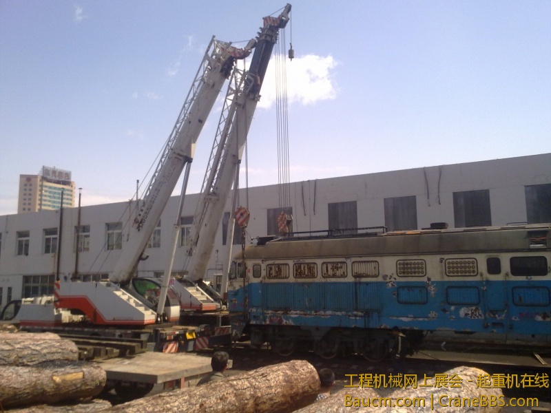 4台吊车合力抬起一台内燃机火车车头，这个火车头准备运送到西大营子鞍凌钢检修后再次使用