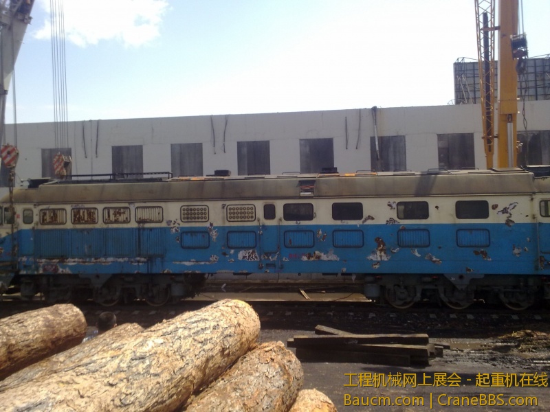 4台吊车合力抬起一台内燃机火车车头，这个火车头准备运送到西大营子鞍凌钢检修后再次使用