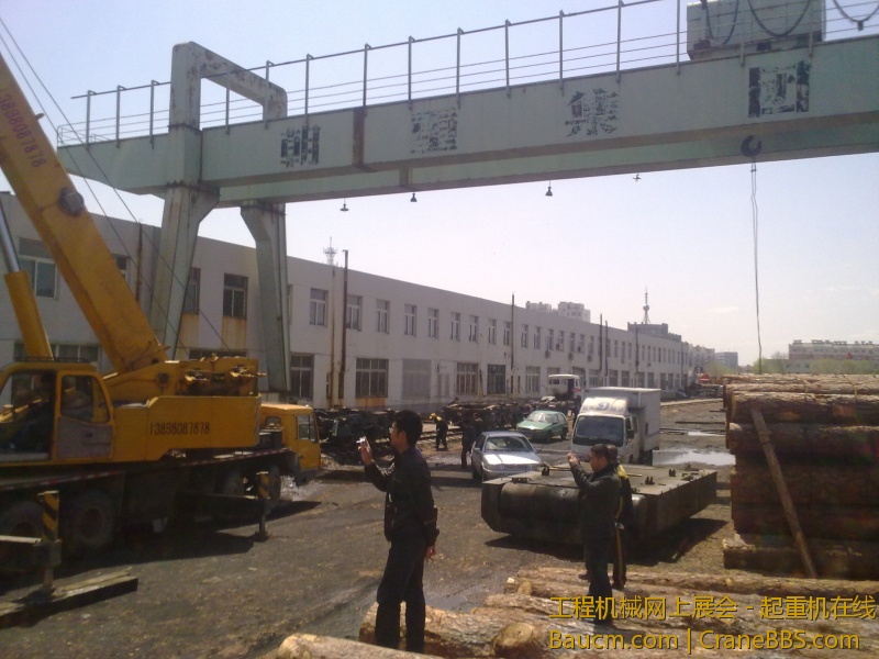 4台吊车合力抬起一台内燃机火车车头，这个火车头准备运送到西大营子鞍凌钢检修后再次使用