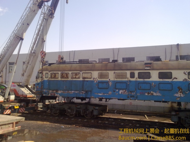 4台吊车合力抬起一台内燃机火车车头，这个火车头准备运送到西大营子鞍凌钢检修后再次使用