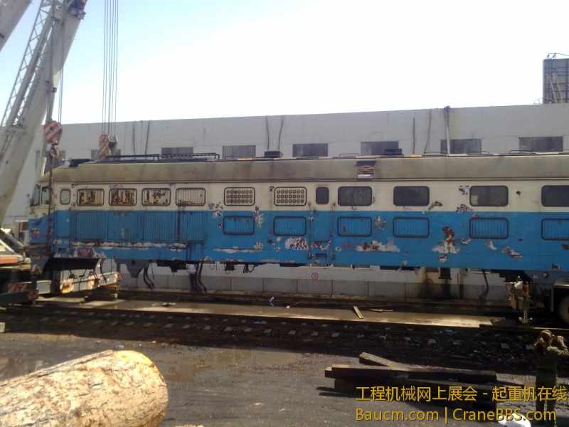 4台吊车合力抬起一台内燃机火车车头，这个火车头准备运送到西大营子鞍凌钢检修后再次使用