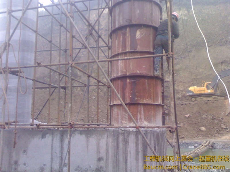 工人用风炮拆模板效率高多了