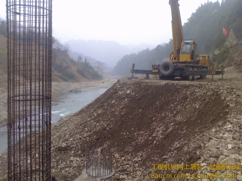13.5米的幅度吊15M高1.3M直径的钢筋笼很稳当当时忘了拍电脑了