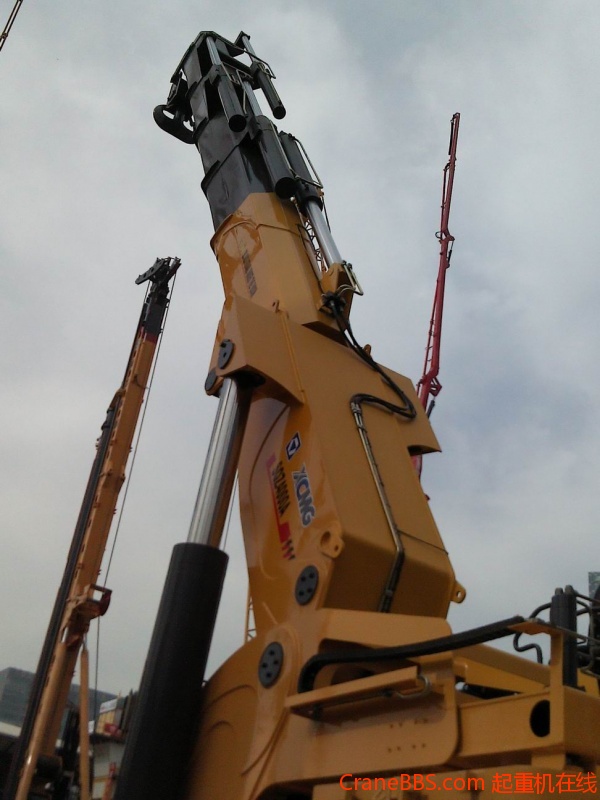 右边有个操作员座位,