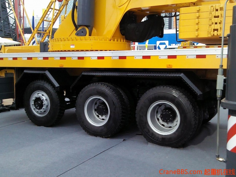 这么大个吊机上了车,载不了多少东西了