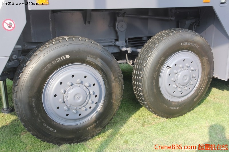 某牌子220吨汽车吊双前轴