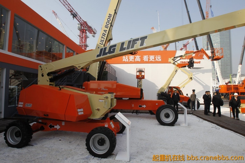 直臂式高空作业平台18RS 和Ultra直臂式高空作业平台1500SJ.jpg