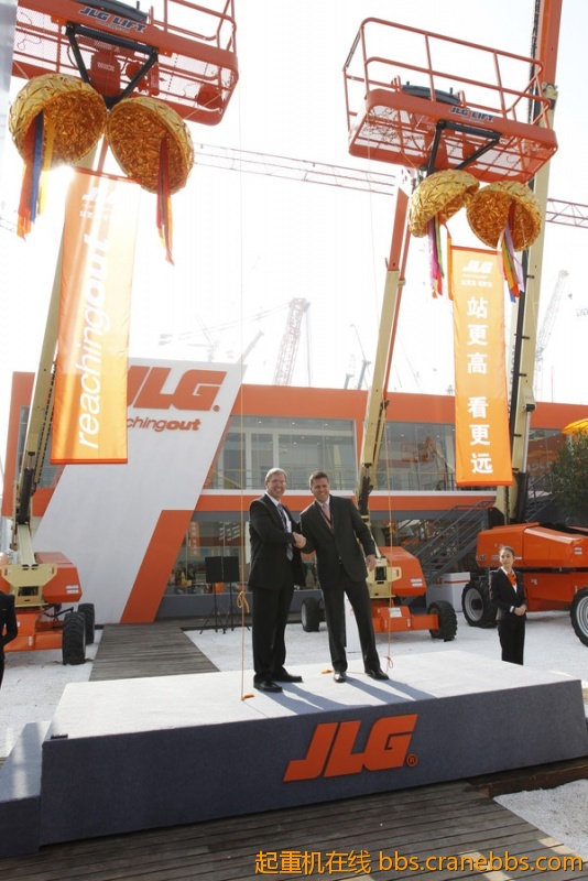 美国豪士科集团执行副总裁兼高空作业部总裁法兰克 - 内尔豪森先生和捷尔杰全球市场副总.jpg