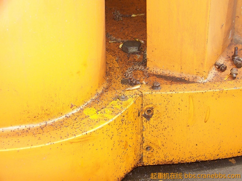 漏油的地方到处是油泥