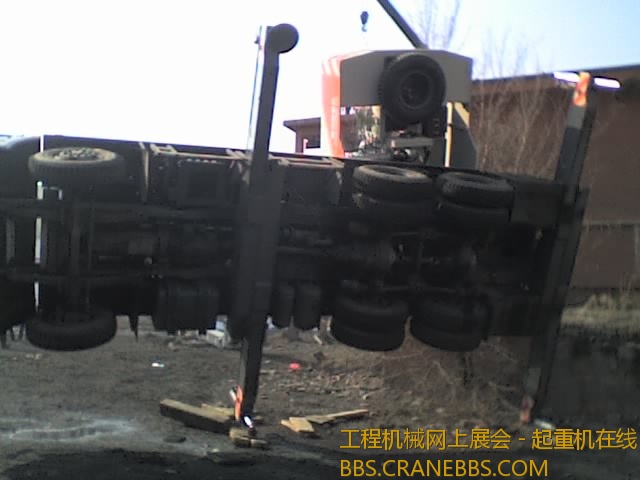 看看这个支腿就没有顶回去