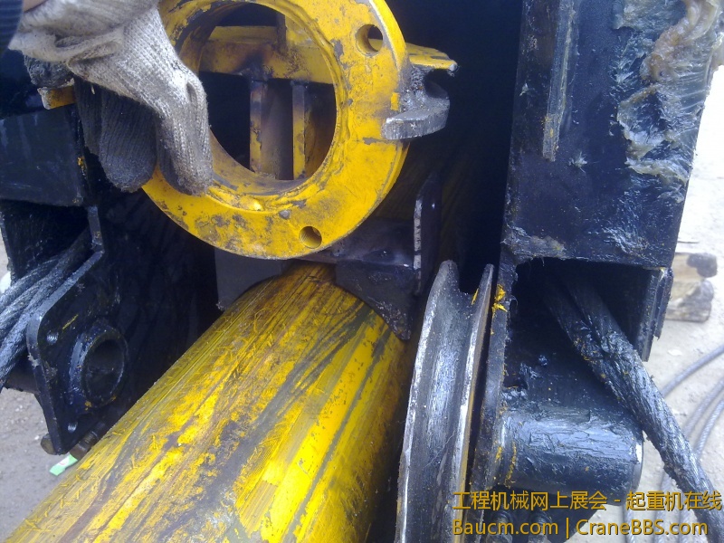 就是油缸在此处过度，割那个油管易撞到铁轮及护盖，