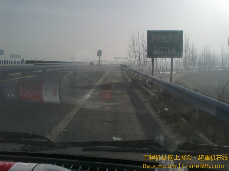 到开封了,大家注意前面的面包车,拐错道了,刚才在倒车呢!