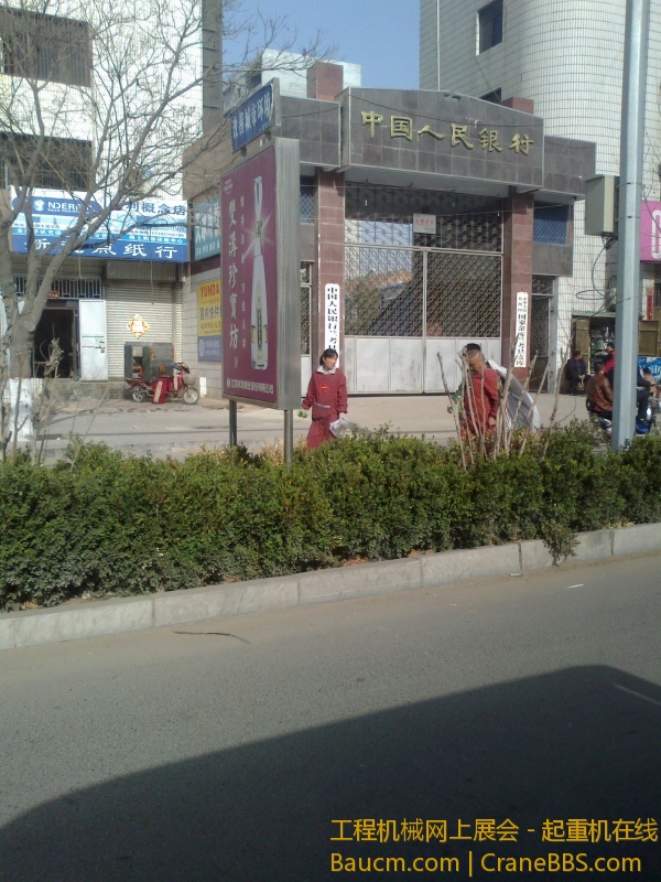 门面看着不怎么样,门牌很牛叉啊:中国人民银行兰考县支行;中华人民共和国国家金库兰考县支库
