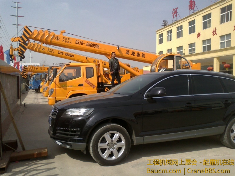 旁边黑色的不错!