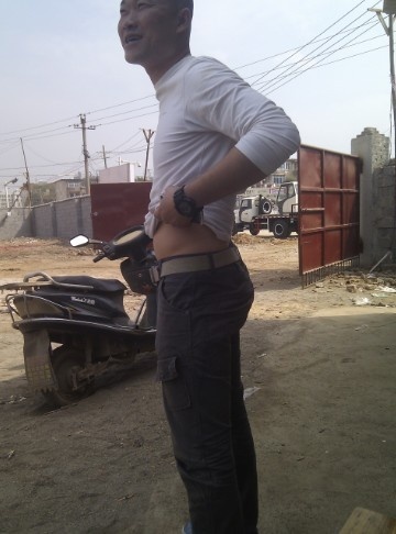 一身牌子的老板，现在成小工了！