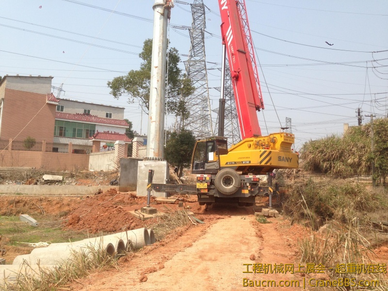 由于都是乡间小道没有场地调头，所以就只能倒下来吊装了！