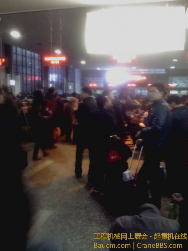 郑州火车站人好多啊！！！