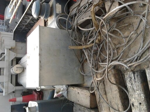 工具箱用来放大钢丝，大臂收完也刚好压住盖子