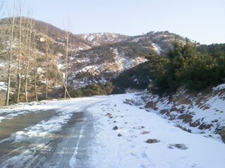 高山积雪路滑