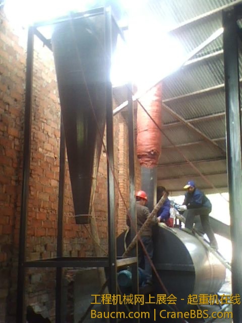 厂房内图，这个大漏斗比管子远，也从房顶吊进去。