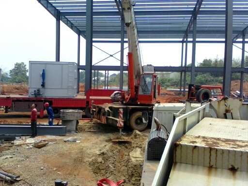 我一人开两车来回跳 ，红车把设备送到横梁下