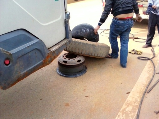 到地方了前轮扎了钢筋头修补中