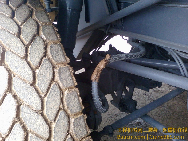 装配不严查，拐弯轮胎碰檫汽管