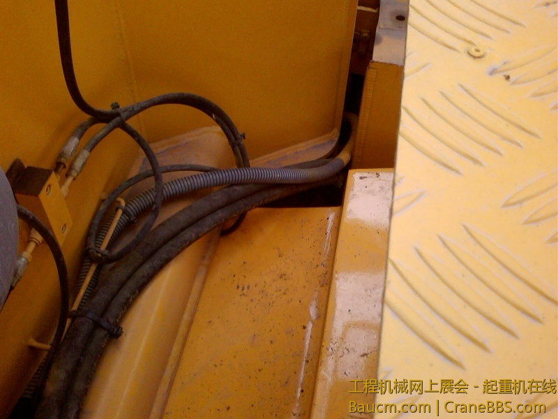 配重把黄油管夹坏了