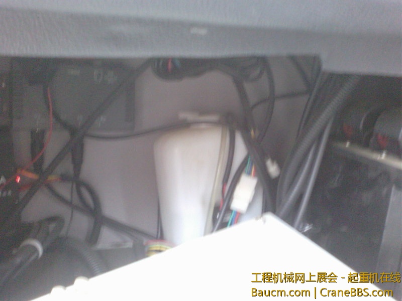 雨刮的喷水壶装在这里怎么加水啊？？有点头疼