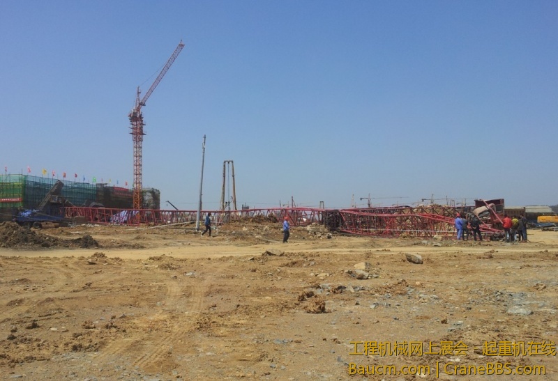 现场正常行驶后八轮被砸中