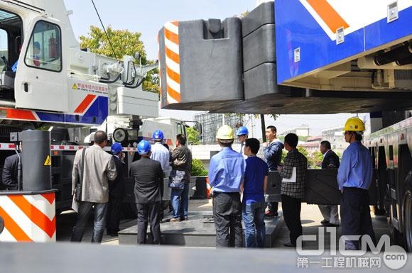 左边带活动配重就是中联70吨，有三块