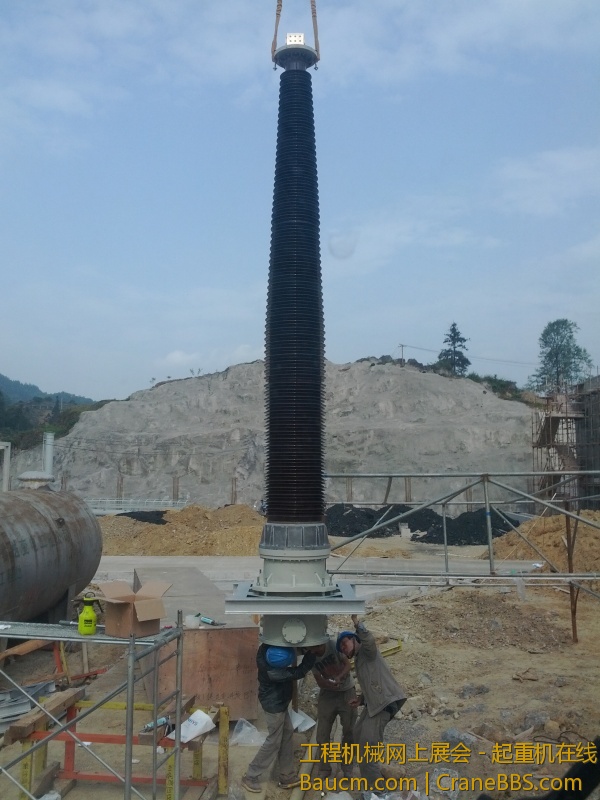 瓷套管。碰掉一小片就用不成了，小心。小心。