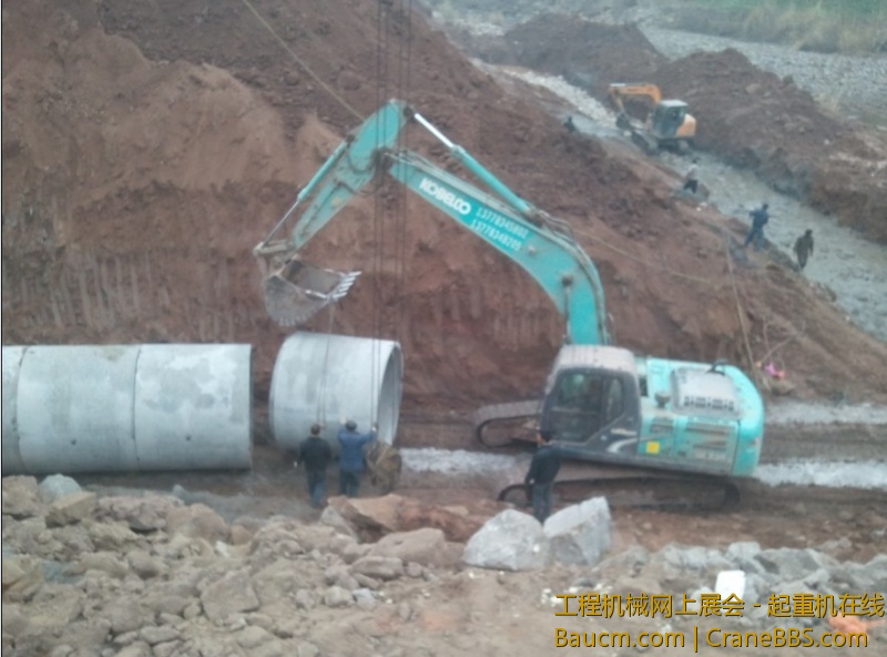 这个7吨 稍微有点翘车，330挖机还是厉害