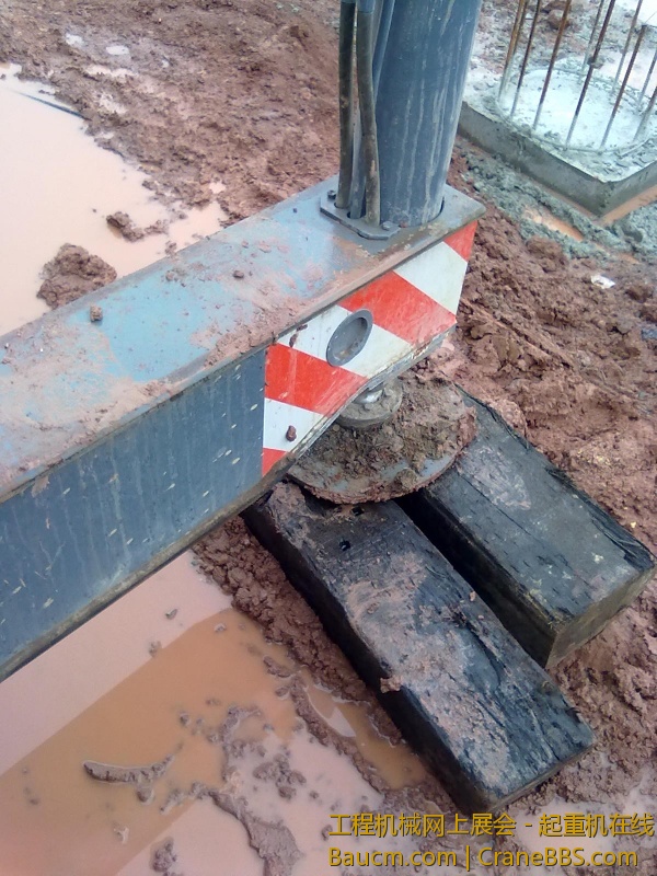 左边要吊东西的方向再烂也要垫木头