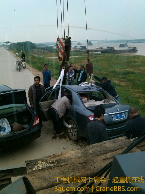 大沟旁那两个是司机和乘客，就司机手挂伤一点点皮。