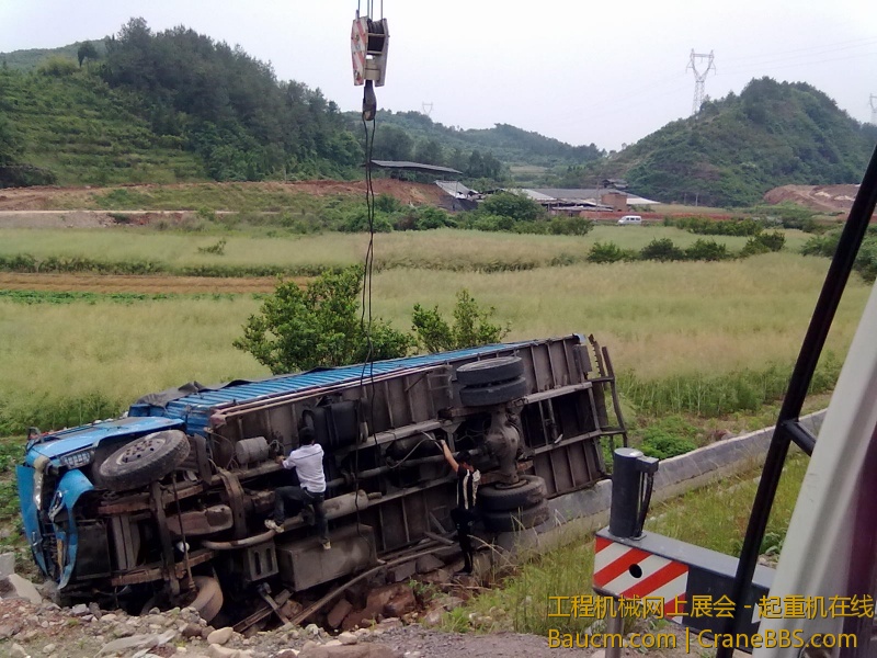 挂钢丝绳，挂一边大梁先吊到路上来，