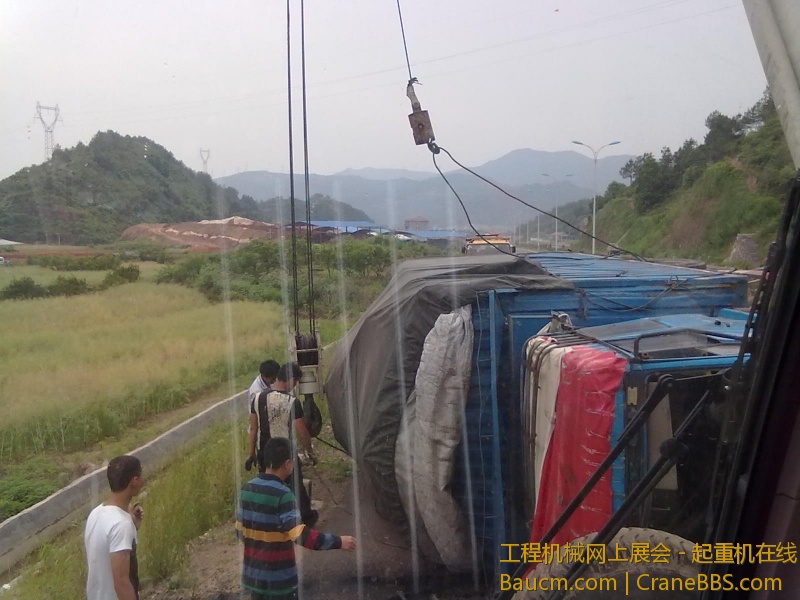 大小钩翻身，大钩主吊小钩带一下